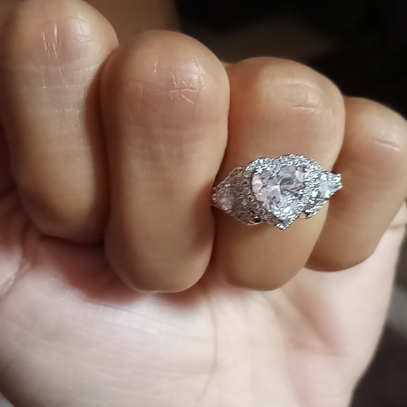 Absolutely gorgeous rhinestone heart ring - Picture 7 of 7